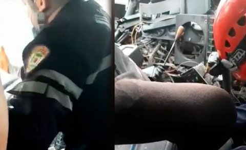 Bakıda qəzaya uğramış avtobusdan sürücünün xilas edilməsi anları - VİDEO