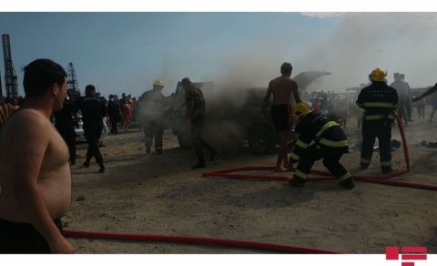 Bakıda çimərlikdə avtomobil yandı - FOTO