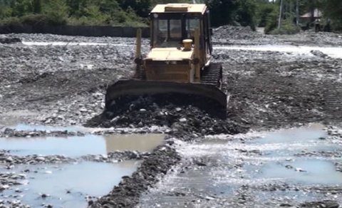 Güclü sel Oğuzda elektrik dirəyini yuyub apardı, meşəni su basdı - VİDEO