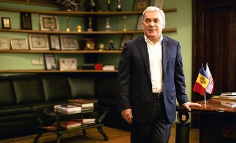 Putinin “Dostluq” ordeni verdiyi Feyruz İsayev kimdir?