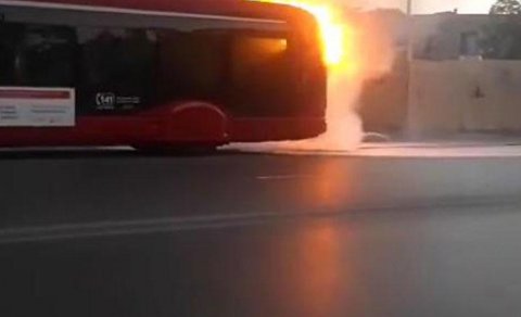 Bakıda sərnişin avtobusunun yanma anı - VİDEO