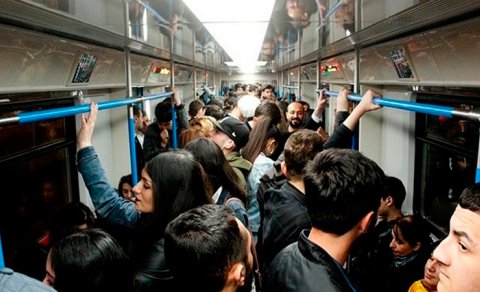 Metroda sıxlıq... - Yoluxma riski yenidən artır! 