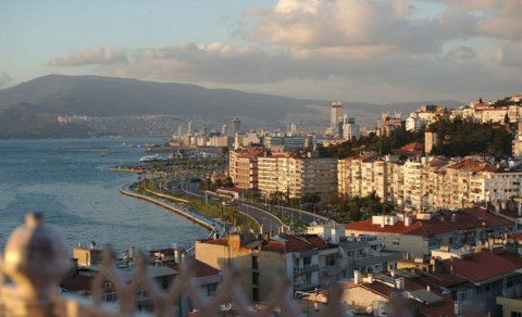 İzmirdə güclü zəlzələ oldu: 6 hündürmərtəbəli bina dağıldı (Yenilənib)