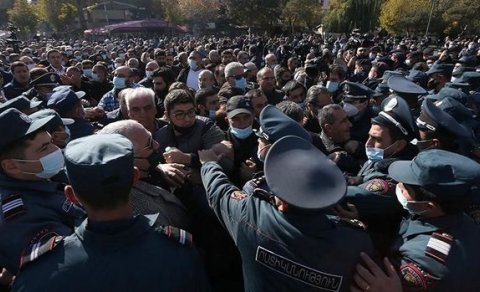 Ermənistanda etirazçılar Rusiyanı xəyanətdə ittiham edir - VİDEO