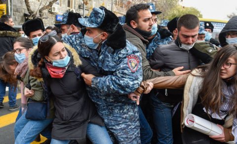 Paşinyanın istefasını tələb edən etirazçılar yolları bağladı: Avtobus insanları əzdi - VİDEO