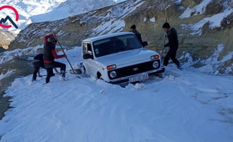 Qubanın Buduq kəndinə güclü qar yağdı, yol bağlandı - FOTOLAR