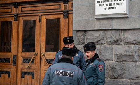 İrəvanda etirazçılar Paşinyana qarşı cinayət işinin açılmasını tələb edir