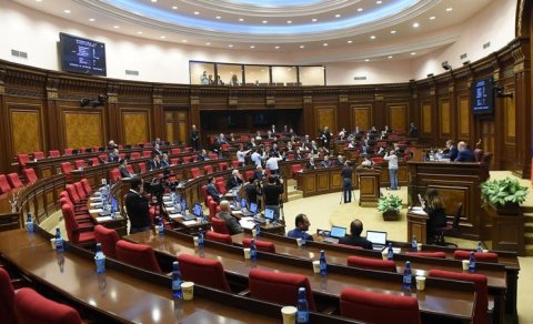 Paşinyanın blokunun daha bir deputatı mandatdan imtina edir