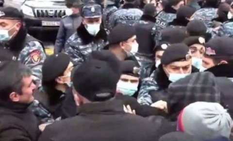 Ermənistanda polislə etirazçılar arasında toqquşma - VİDEO