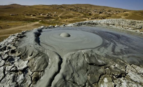 Azərbaycanda palçıq vulkanı püskürdü