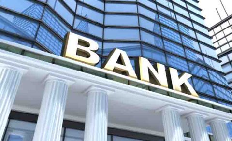 Banklar nədən adi adamların beş manatını görür, məmur milyonlarını yox? - Ekspert