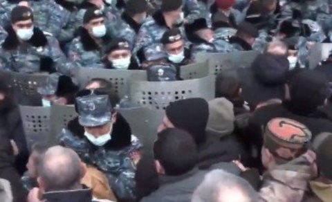 Yerevanda növbəti etiraz aksiyası - etirazçılar hökumət binasına hücum etdi