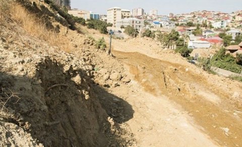Badamdarda sürüşmə davam edir