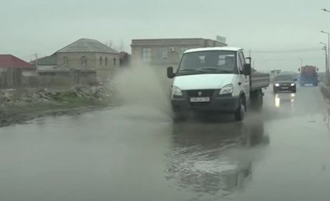 “Azərsu” ASC qəzanı aradan qaldırmaq üçün içməli suyu yollara axıtdı - VİDEO