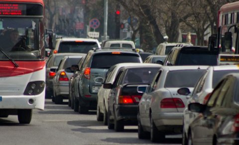 Bakının yolları cəhənnəmə çevrilir: Tıxacdan çıxış yolu varmı?