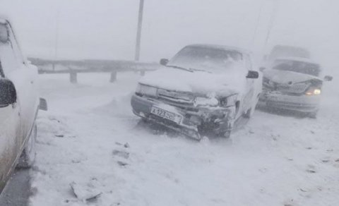 32 maşın toqquşdu: Qarlı hava şəraitinə görə - FOTO/VİDEO