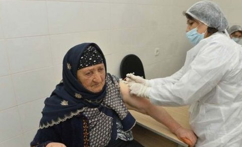 Azərbaycanda 100 yaşlı qadın koronavirus əleyhinə peyvənd olundu