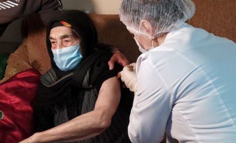 101 yaşlı İsmayıllı sakini koronavirusa qarşı peyvənd olunub - FOTO
