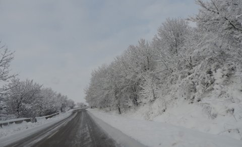 Ağsu aşırımı buzlayıb, hərəkət dayanıb