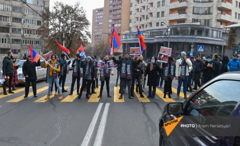 Yerevanda etirazçılar yolları bağladı - VİDEO