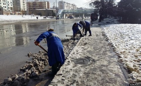 Azərbaycanda qarı nə üçün adi bellə təmizləyirlər? - Ekspert