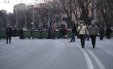 İrəvanda parlament binası qarşısında barrikadalar qurulub