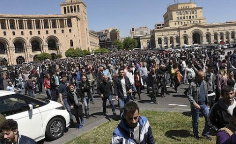 Köçəryanın tərəfdarları Ermənistanda yolu bağladı - Etirazlar səngimir