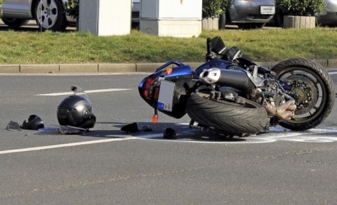 Goranboyda avtomobil motosikletlə toqquşdu