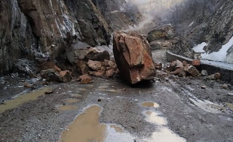 Qopan qaya parçası Quba-Xınalıq yolunda hərəkəti çətinləşdirdi