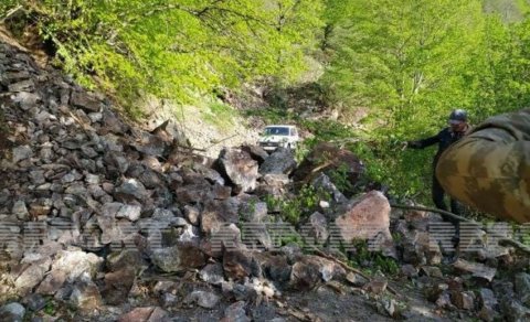 Tovuzda torpaq sürüşməsi olub,  kənd yolu bağlandı  FOTO