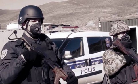 Azad edilən əraziyə qanunsuz daxil olan şəxs polis əməkdaşını maşınla vurdu