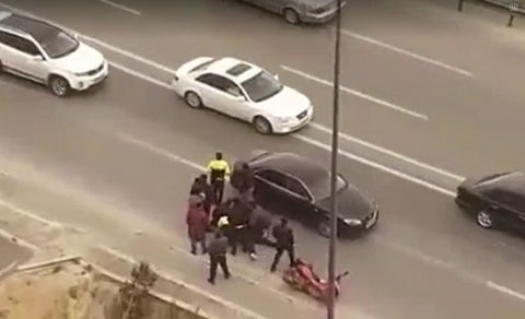 Bakıda güclü külək qəzaya səbəb oldu: Yaralanan var - VİDEO