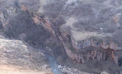 Qubada iki qardaş qayalıqdan çaya yıxıldı, biri öldü