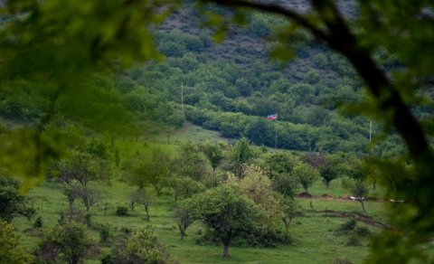 Azərbaycan əsgəri Xocavənddəki erməniləri “separatçı bayrağı”nı çıxarmağa MƏCBUR ETDİ