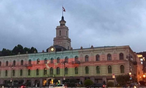 Tbilisi teleqülləsi Azərbaycan bayrağının rəngləri ilə işıqlandırıldı (FOTO)