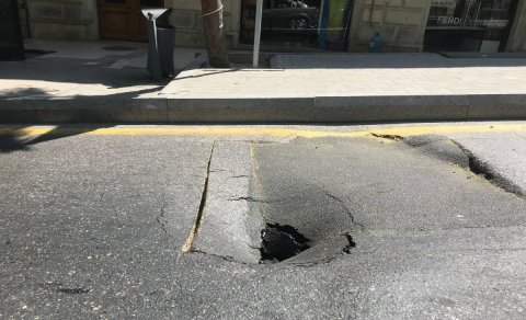 Bakının mərkəzində yol çökdü