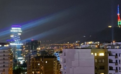 Tbilisi teleqülləsi Azərbaycan bayrağının rəngləri ilə işıqlandırılıb - FOTO