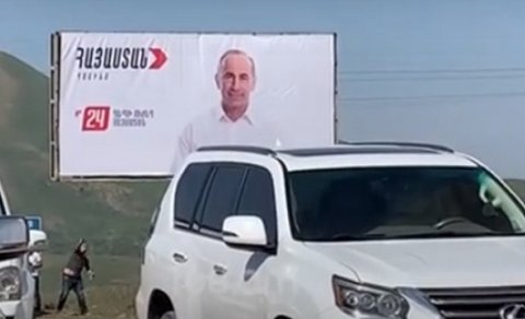 Ermənistanda seçki plakatları daşa basıldı - VİDEO