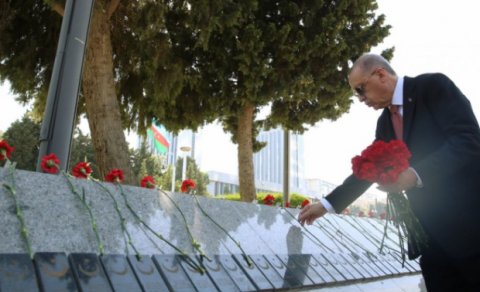 Ərdoğan Bakıda Türk şəhidliyi abidəsini ziyarət edib - FOTO