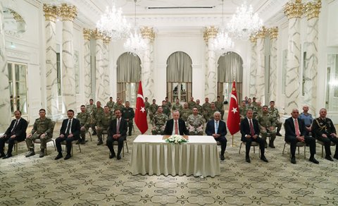 Ərdoğan Monitorinq Mərkəzinin hərbçiləri ilə görüşdü