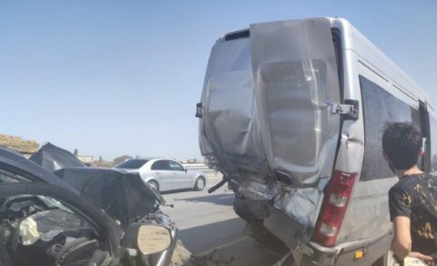 Bakıda mikroavtobus qəzaya uğrayıb - yaralılar var
