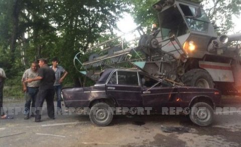 Oğuzda minik maşını kombaynla toqquşdu: Sürücü xəstəxanalıq oldu – FOTO