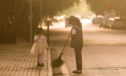 Bu foto ilə məşhurlaşan süpürgəçi işdən niyə çıxarılıb?