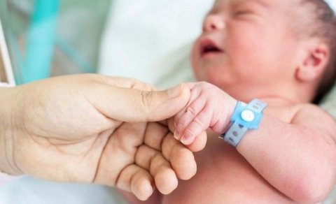 Azərbaycanda daha bir uşaq küçəyə atıldı