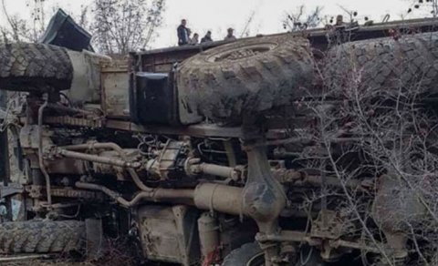 Göygöldə hərbçiləri daşıyan maşın qəzaya uğradı: 15 nəfər xəsarət aldı