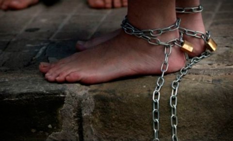 Azərbaycanda ana 18 yaşlı qızını tualetdə zəncirlədi (RƏSMİ)