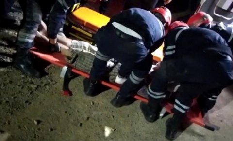 Güclü külək evin damını uçurub, dağıntılar altından bir nəfər çıxarıldı - VİDEO