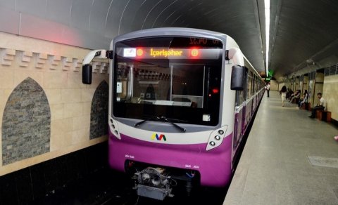 Metroda işıq söndü - Qatar tuneldə qaldı