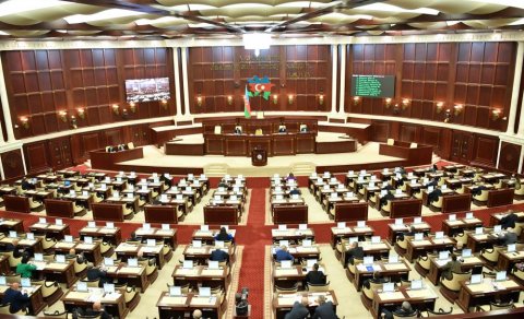 Milli Məclis polisi döyən deputata görə növbədənkənar toplanır
