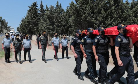 Vilayət Eyvazov polis əməkdaşı ilə vida mərasimində iştirak etdi - FOTO